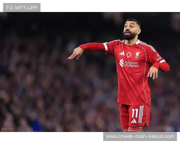 利物浦边路加速甩开防守,萨拉赫劲射偏出 利物浦边路加速甩开防守,萨拉赫劲射偏出