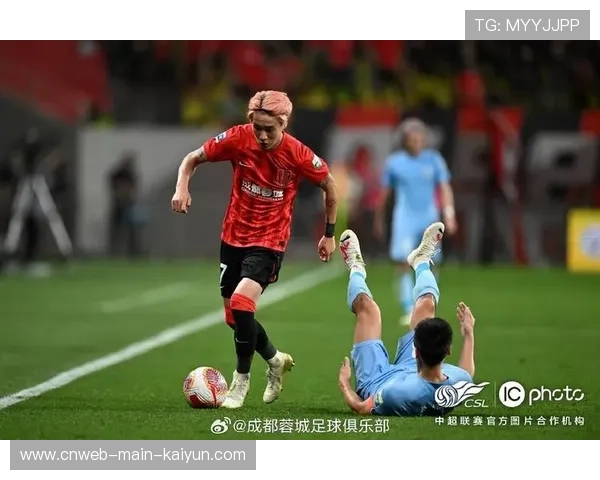 成都蓉城在对手高压下打出漂亮的推进组合